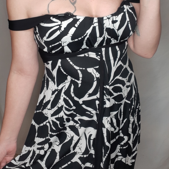 Bold Betty Dress - Picture 9 of 9